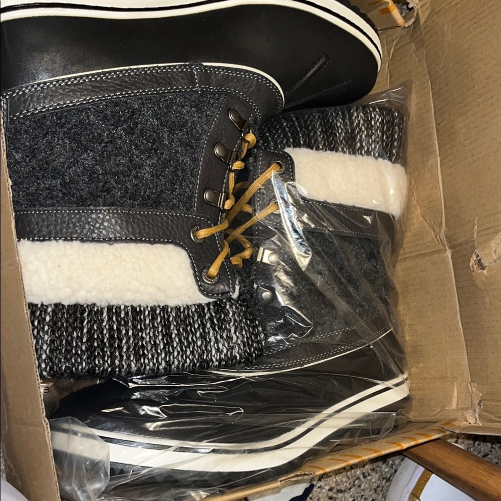 Global Win Black and Gray Winter Boots with Cream Accents